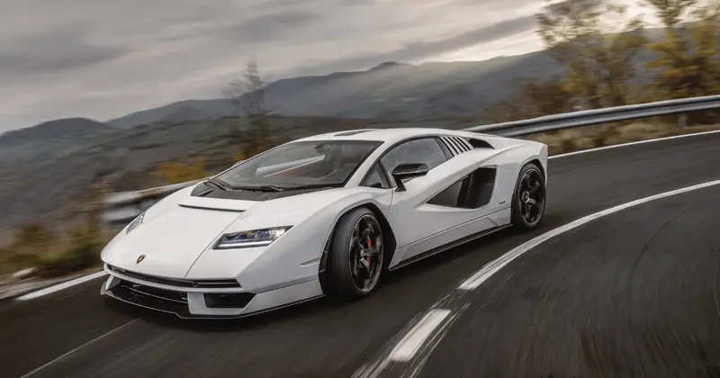 PHOTOS & VIDEO : La Lamborghini Countach LPI 800-4 se dégourdit les jantes 