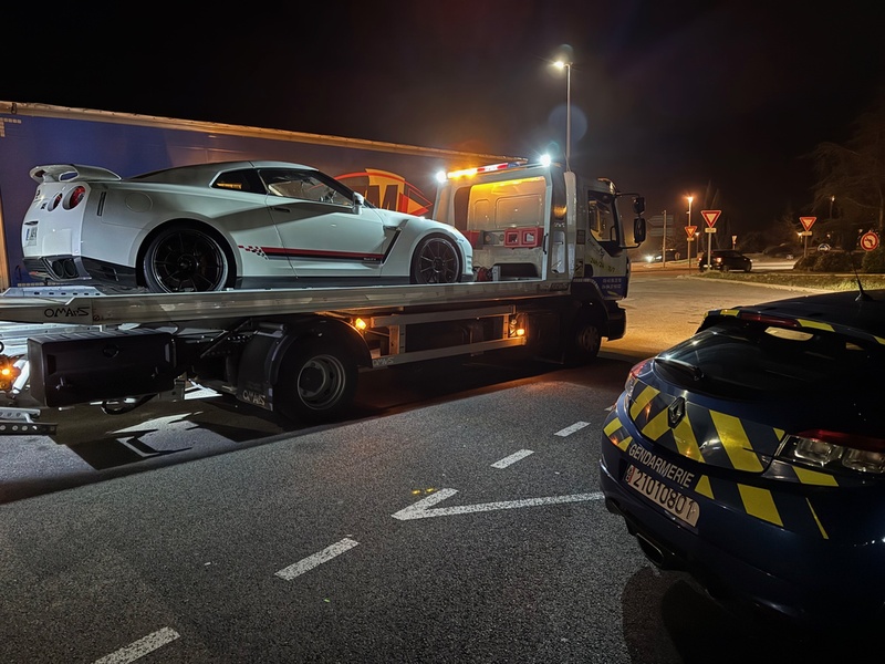 Nissan GT-R interpellé par la Megane RS de la Gendarmerie Nationale