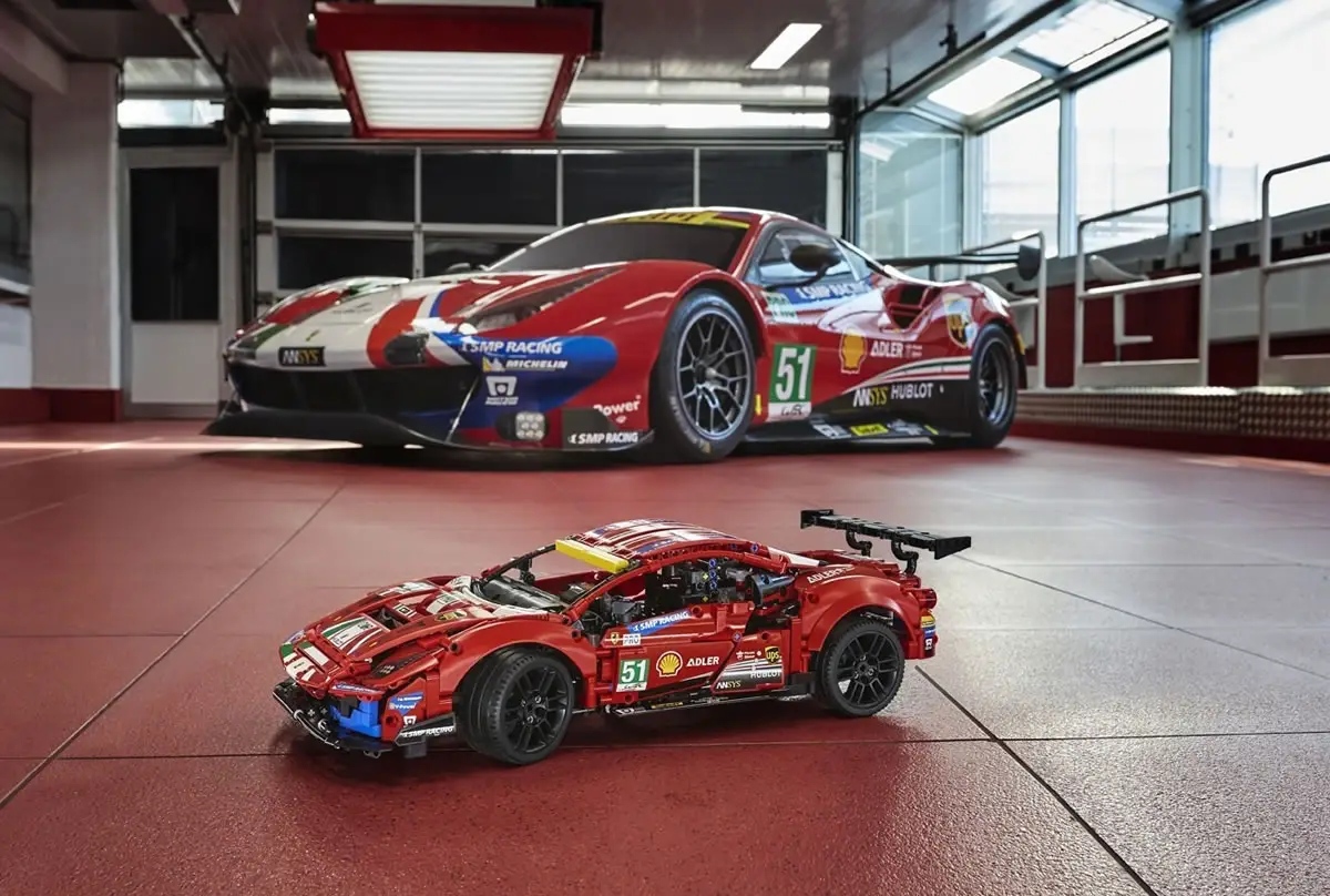 Une Ferrari 488 GTE version Lego Technic de 1677 pièces