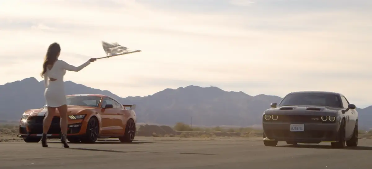 Drag race : la Challenger SRT Hellcat défie la Mustang Shelby GT500
