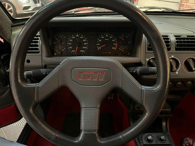 Peugeot 205 GTI Bernard Arnault LVMH compteur tableau de bord