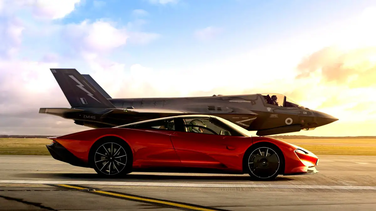 Une McLaren Speedtail fait la course avec un F35 Fighter (avion de chasse)