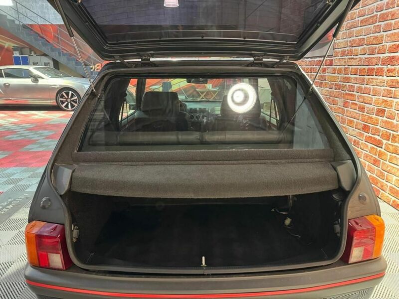 lunette arrière blindée Peugeot 205 GTI Bernard Arnault LVMH