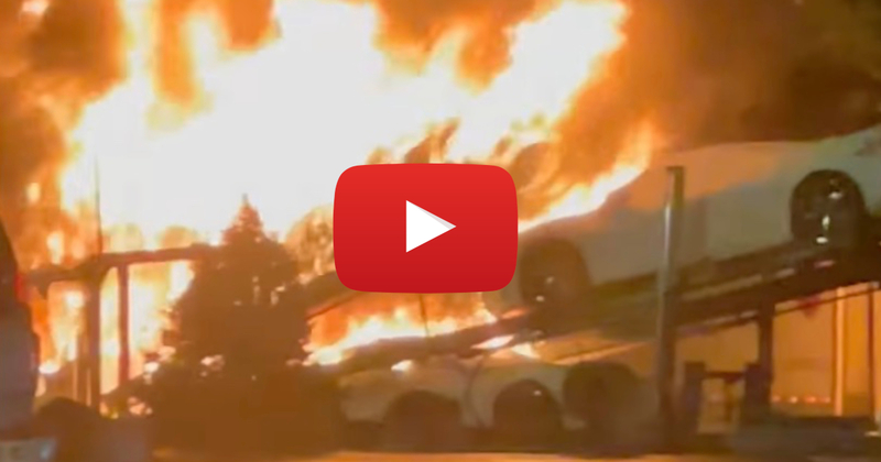 VIDÉOS : Un camion transportant des Chevrolet Corvette C8 prend feu 