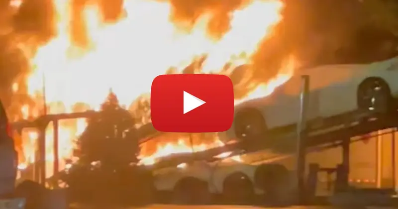 VIDÉOS : Un camion transportant des Chevrolet Corvette C8 prend feu 