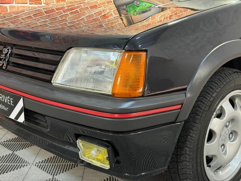 Peugeot 205 GTI Bernard Arnault LVMH phare avant