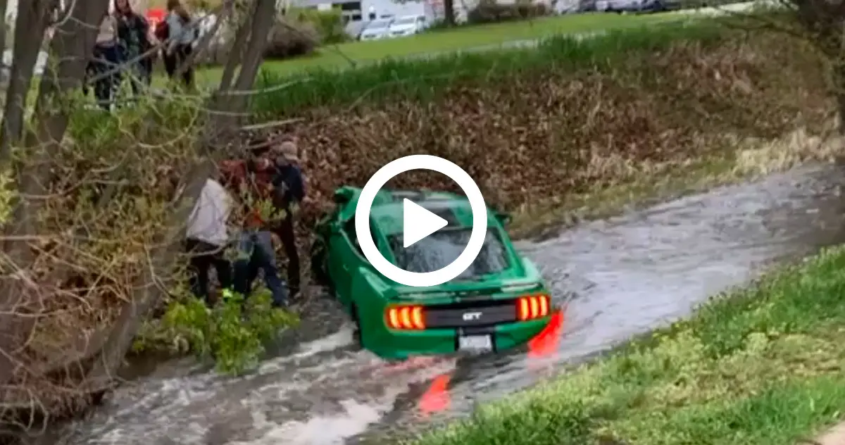Une tentative de drift en Mustang (neuve) qui termine dans la rivière !