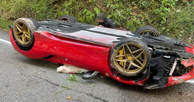 PHOTOS : cette Ferrari 488 Pista Spider se retrouve sur le toit 