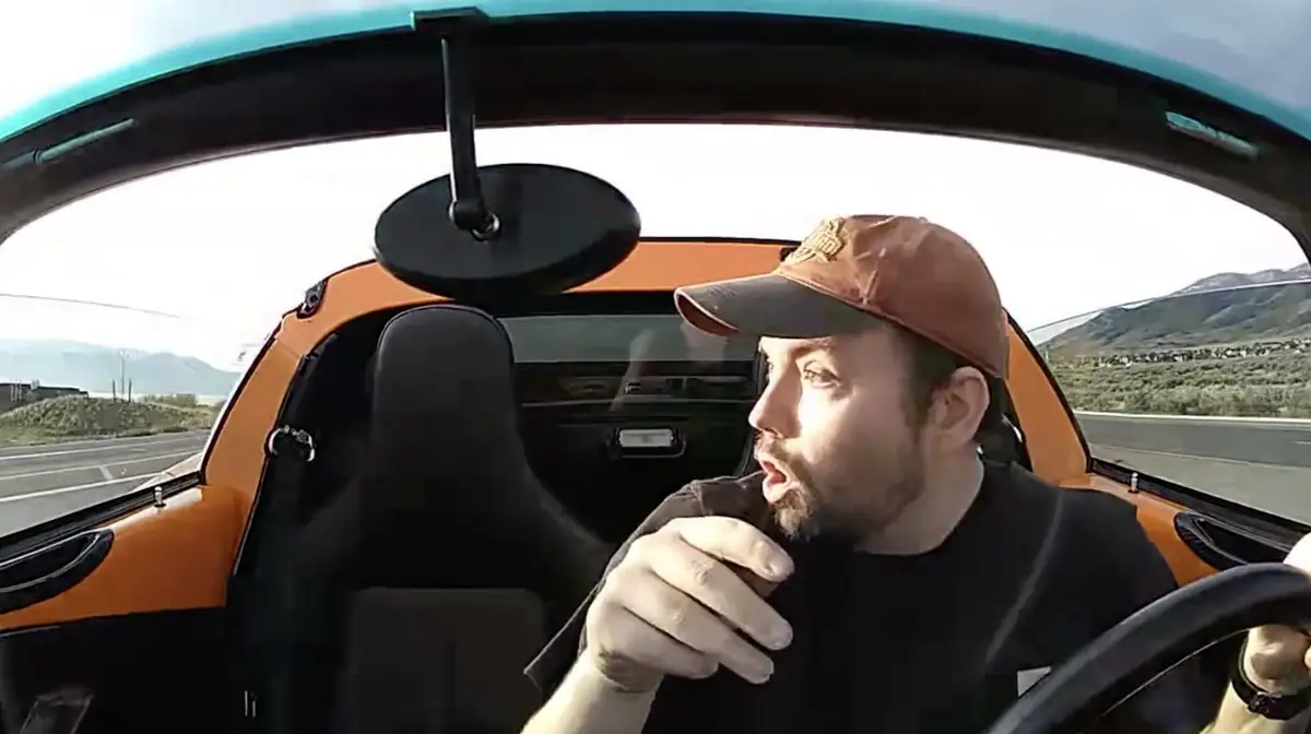 Sur l'autoroute, il perd le toit de sa Lotus Elise modifiée avec un kit REV 400 !