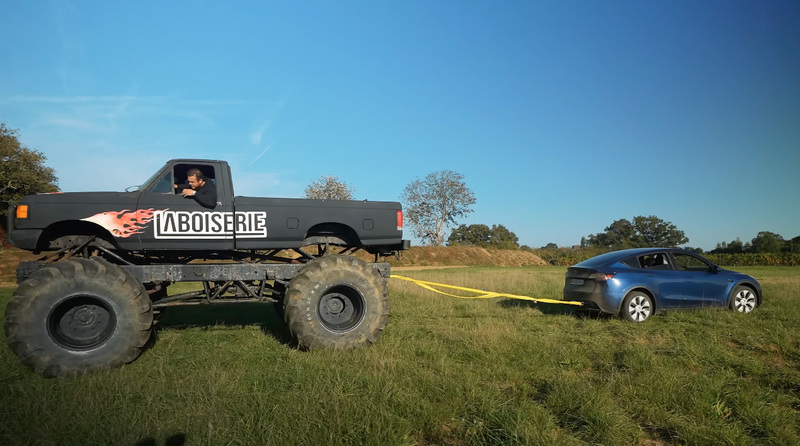 Boiserie tire la Tesla avec son monster truck